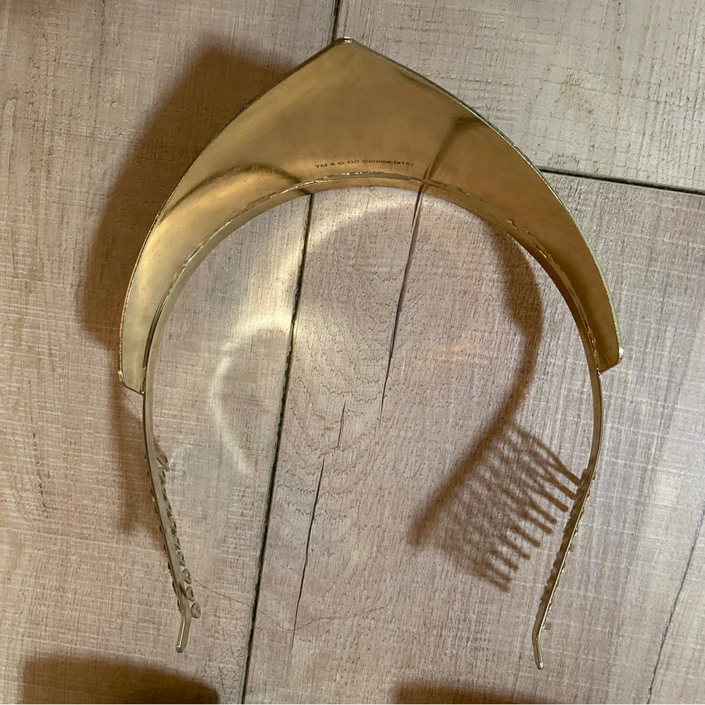 DC Comics Gold and Red Wonder Woman Accessories - Picture 6 of 9